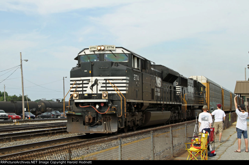 NS 2774 & 2524 lead train 214 past Pomona tower